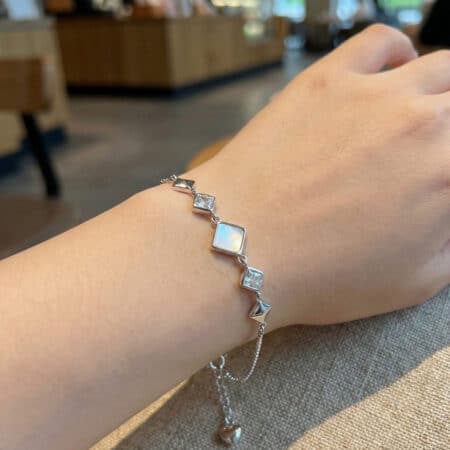 Srebrna Narukvica na ruci